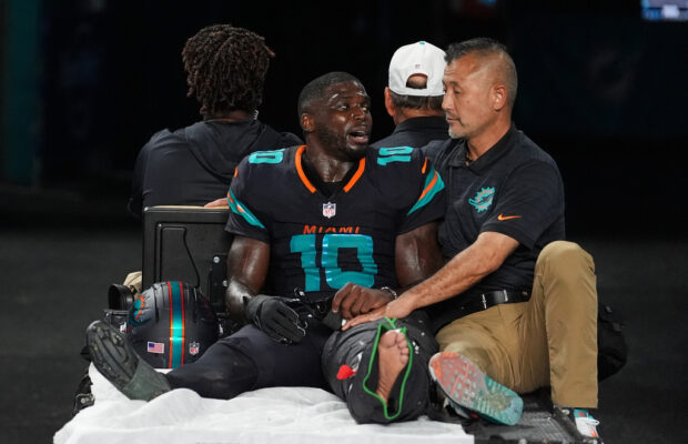 Dolphins’ Tyreek Hill carted off field and taken to hospital with dislocated left knee Dolphins’ Tyreek Hill carted off field and taken to hospital with dislocated left knee